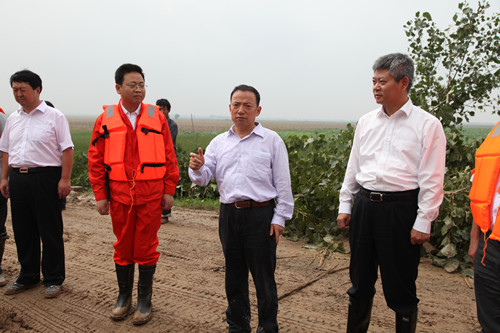 陕西省水利厅厅长王锋在抢险队抗洪抢险一线指导抢险